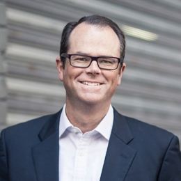 最新市场动态:上期所原油期货与贵金属的表现分析