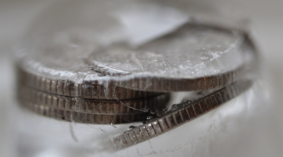 英伟达官方宣布人工智能芯片Blackwell需求激增,已大幅提升产量