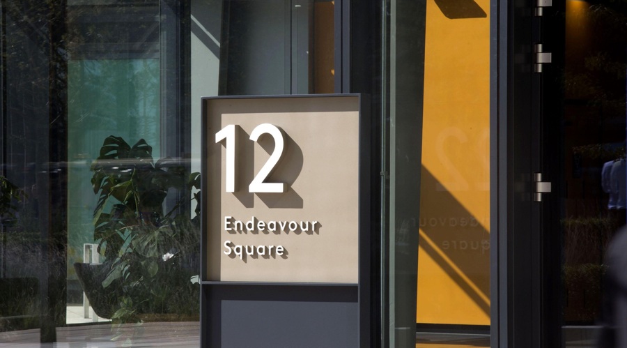 英伟达CFO:预计对中国的出货量将在数据中心业务营收中保持稳定,星际之门(Stargate)数据中心将使用Spectrum - X以太网技术。预计网络部门将在本财年第一季度恢复增长,毛利率将在本财年后期升至约70%。