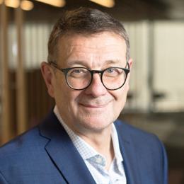 最新市场动态:上期所原油期货与贵金属的表现分析