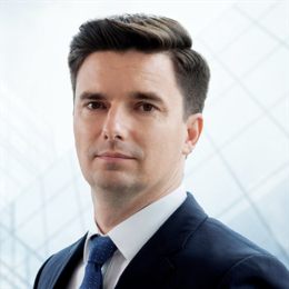 英伟达 2025 财年 Q4 营收 393.31 亿美元,超出市场预期的 380.45 亿美元,上年同期为 221 亿美元。